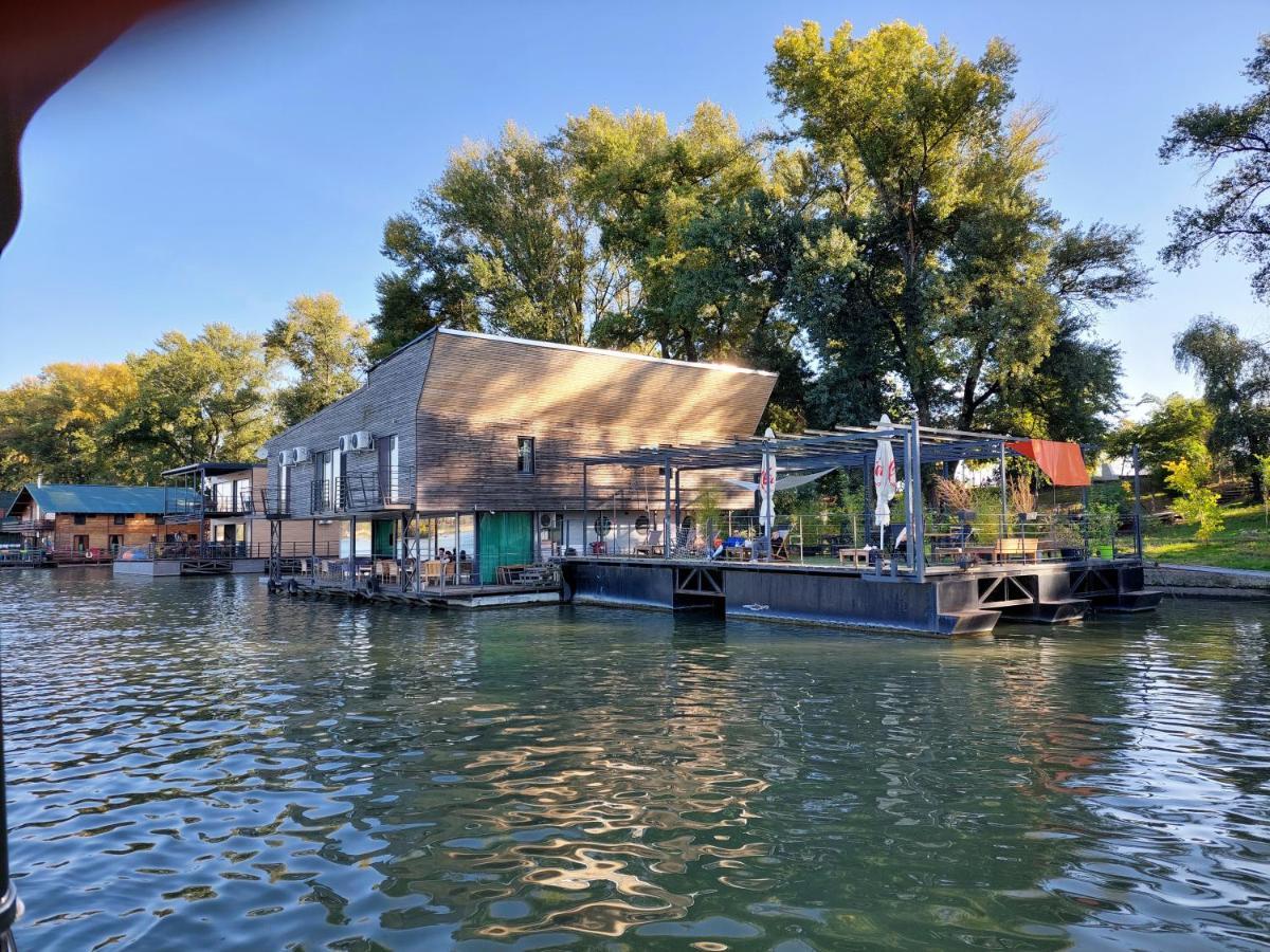 B&B Botel Charlie เบลเกรด ภายนอก รูปภาพ