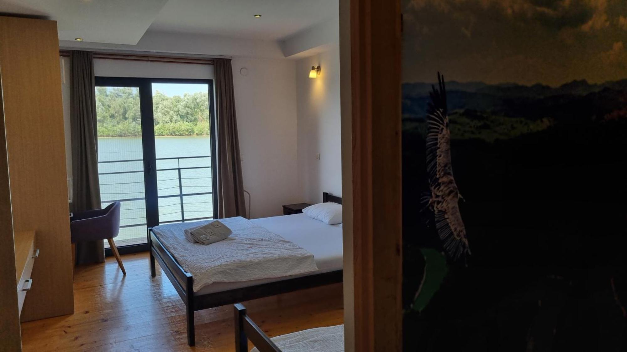 B&B Botel Charlie เบลเกรด ภายนอก รูปภาพ