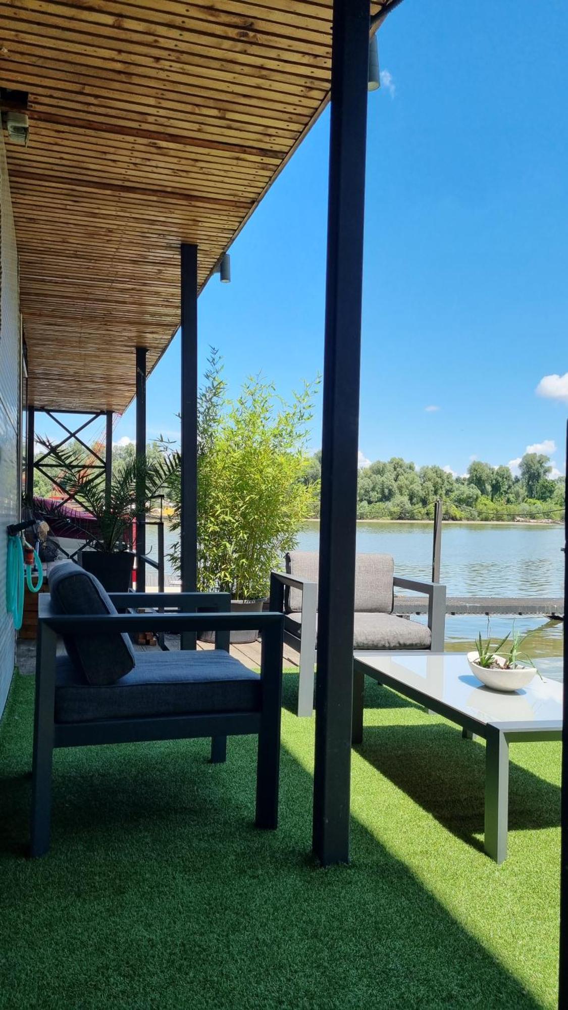 B&B Botel Charlie เบลเกรด ภายนอก รูปภาพ
