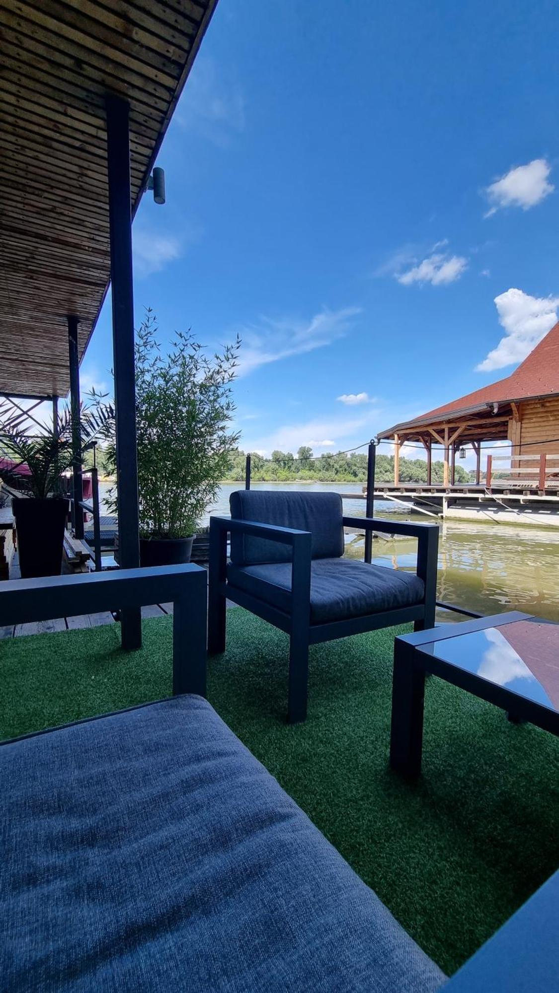 B&B Botel Charlie เบลเกรด ภายนอก รูปภาพ