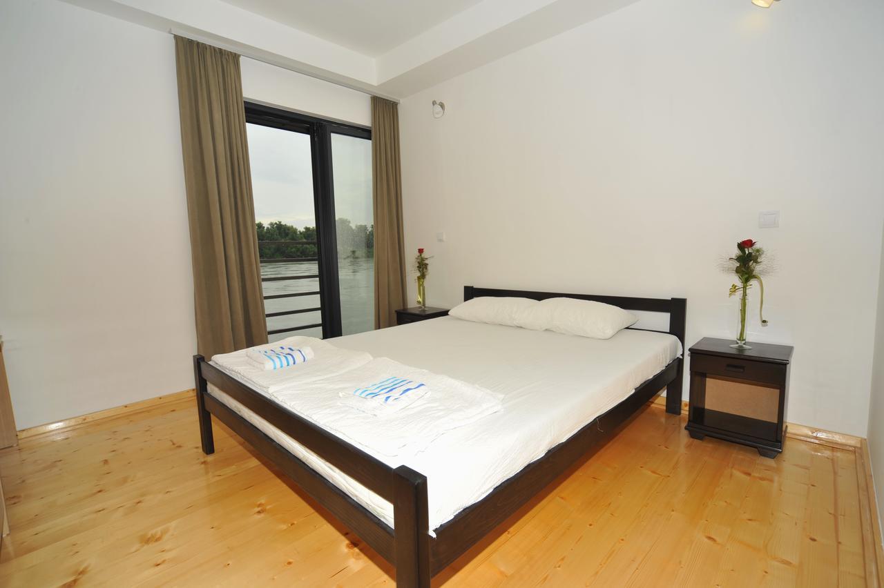 B&B Botel Charlie เบลเกรด ภายนอก รูปภาพ