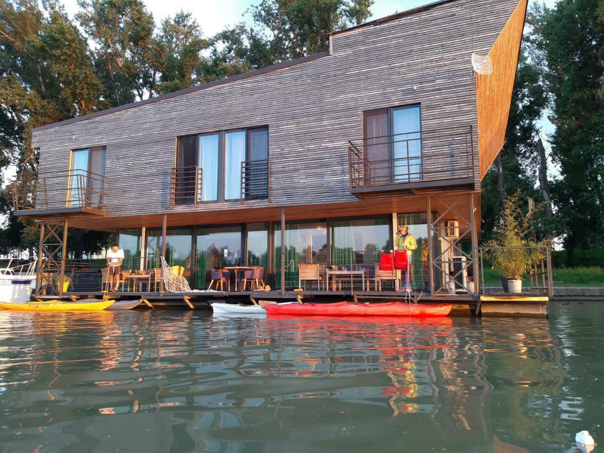 B&B Botel Charlie เบลเกรด ภายนอก รูปภาพ